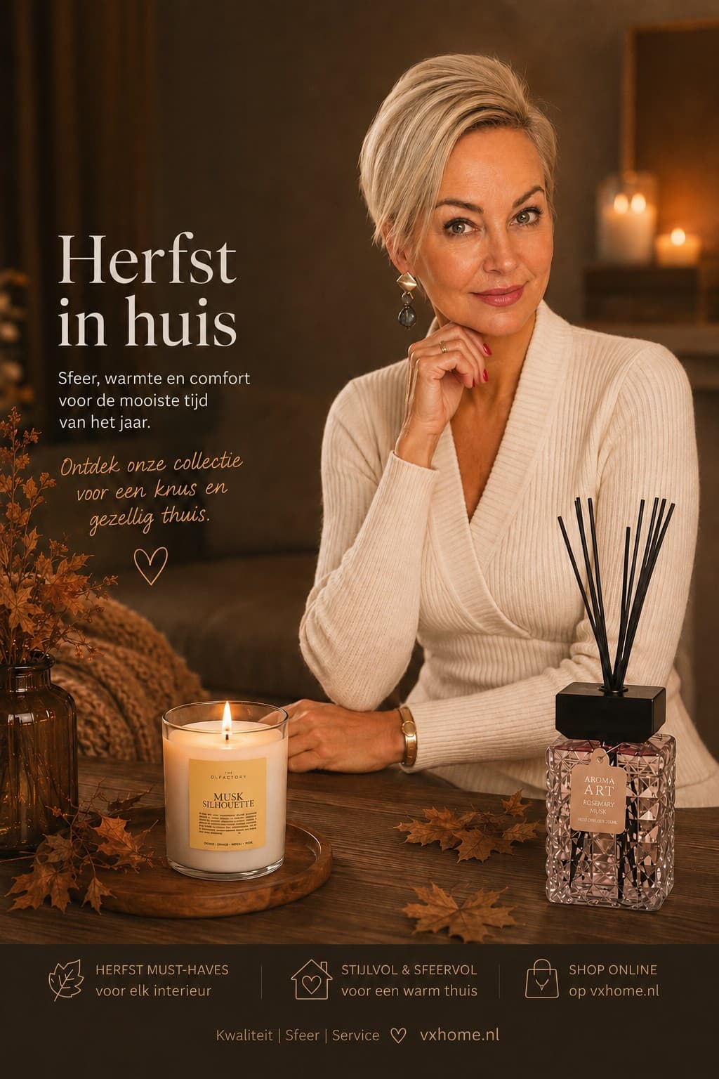 VXhome herfstcampagne: Herfst in huis. Een brandende Musk Silhouette geurkaars van The Olphactory en de Aroma Art Rosemary en Musk geurstokjes op een houten tafel met herfstbladeren.