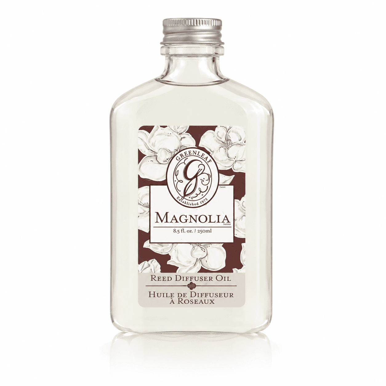 Greenleaf Reed Diffuser Oil Magnolia 250 ml, platte glazen fles met zilveren schroefdop en bordeaux-wit etiket met magnolia bloemen