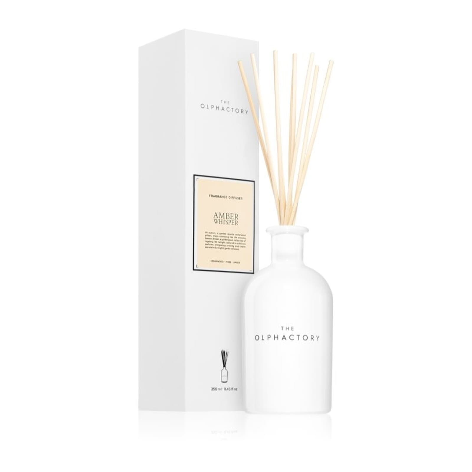 The Olphactory Amber Whisper fragrance diffuser 250 ml met verpakking op witte achtergrond
