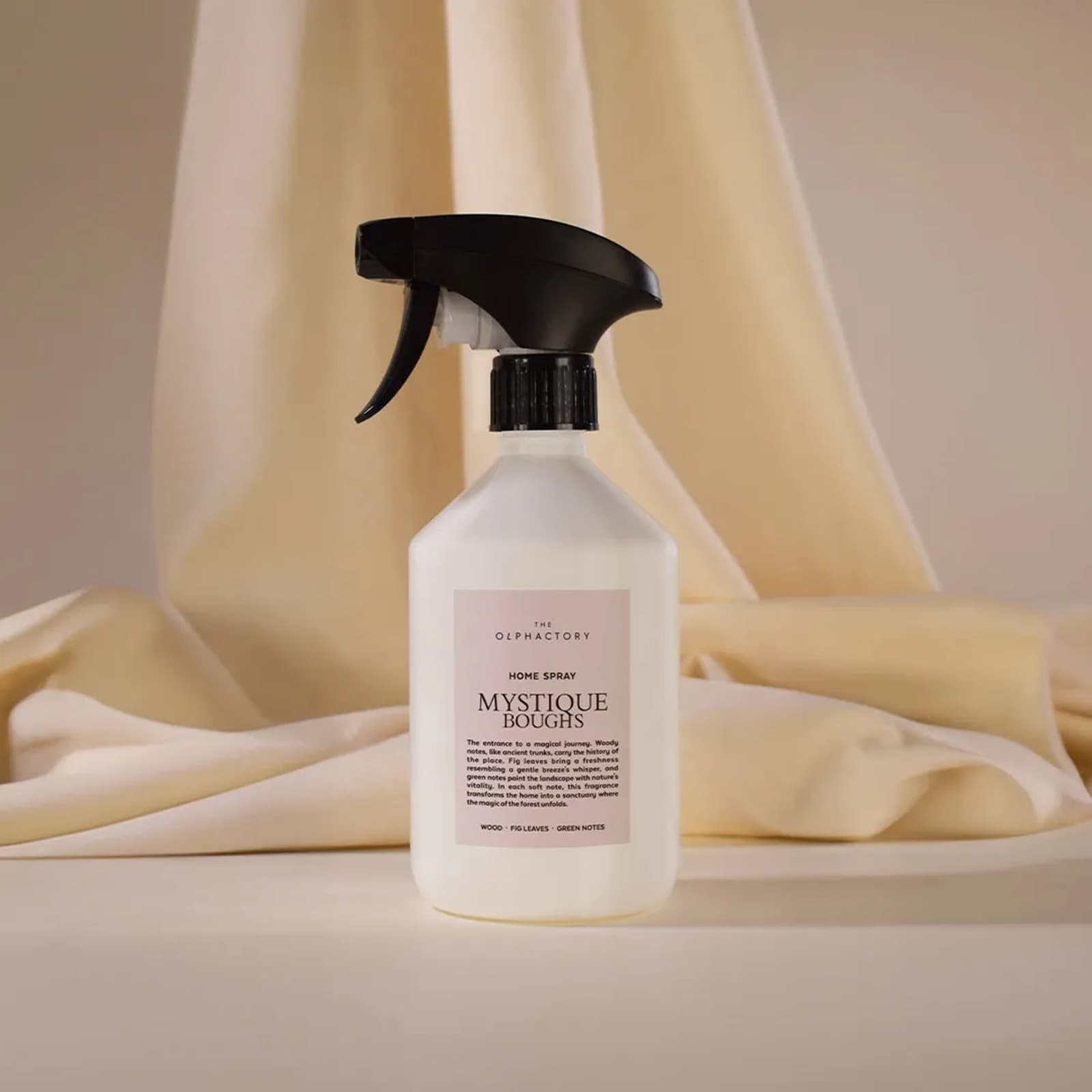 The Olphactory Mystique Boughs home spray in witte flacon met zwarte triggerverstuiver