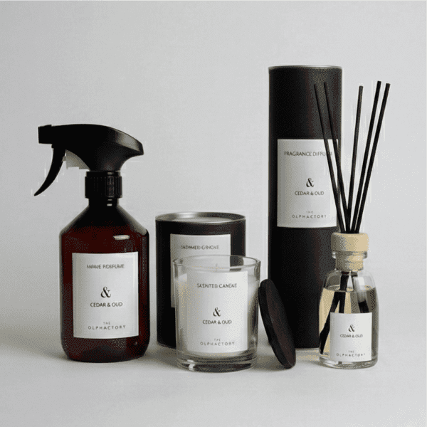 Cedar & Oud The Ophactory geschenkset — geurstokjes 100ml, interieurspray 500ml en geurkaars 200g (The Olphactory)